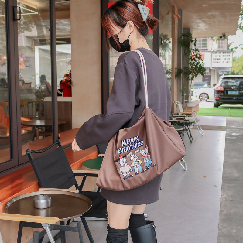 Dámska taška cez rameno s anime motívom, nylonový materiál, vodoodolná, objem 20–35 l