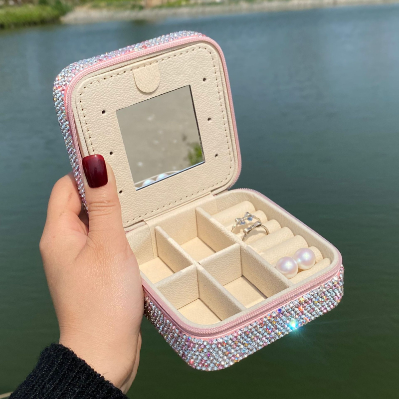 Šperkovnica z kože, svetlý luxus, prispôsobiteľné