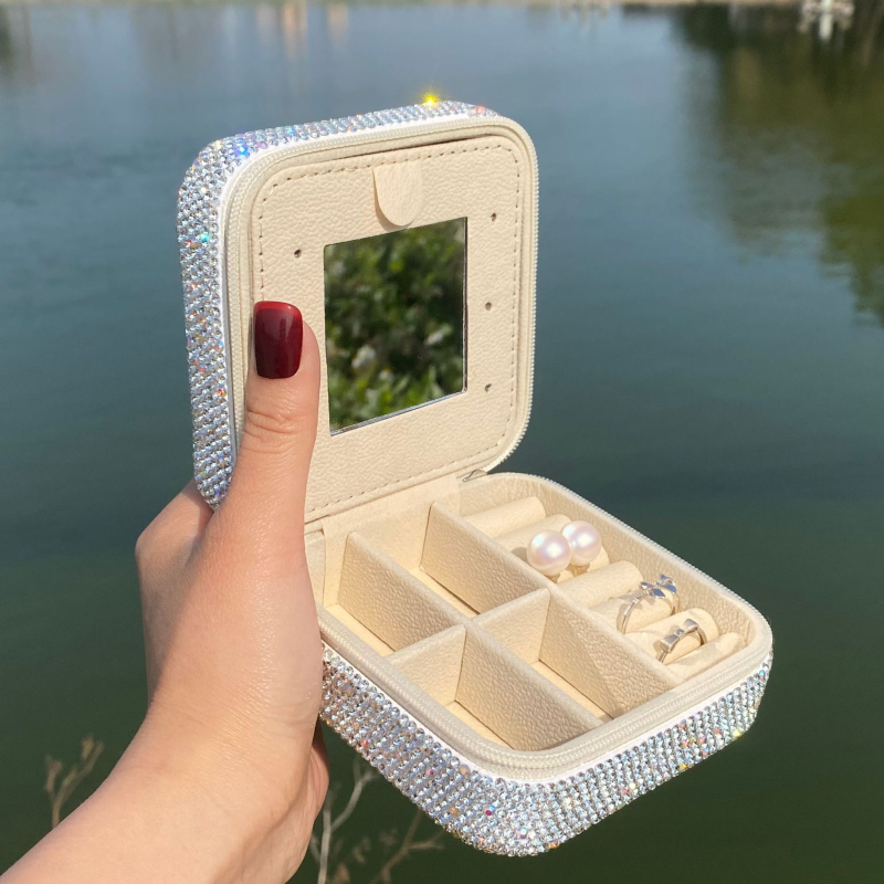 Šperkovnica z kože, svetlý luxus, prispôsobiteľné