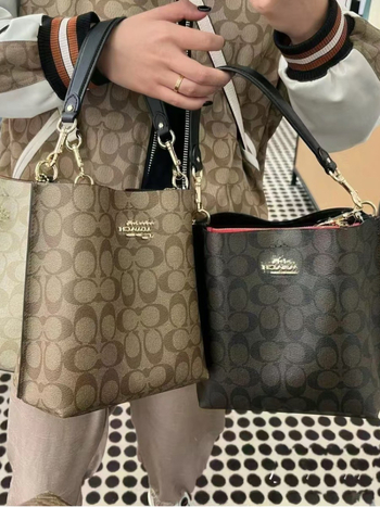 Geantă bucket din PVC, bretele din lanț dublu, închidere cu fermoar, buzunar interior cu fermoar