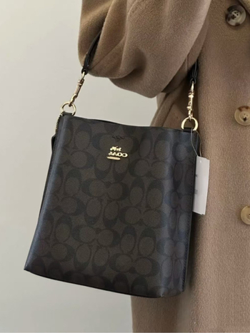 Geantă bucket din PVC, bretele din lanț dublu, închidere cu fermoar, buzunar interior cu fermoar