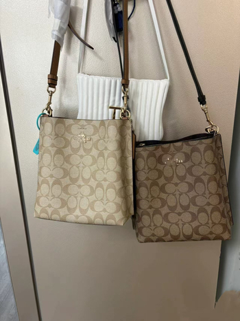 Geantă bucket din PVC, bretele din lanț dublu, închidere cu fermoar, buzunar interior cu fermoar