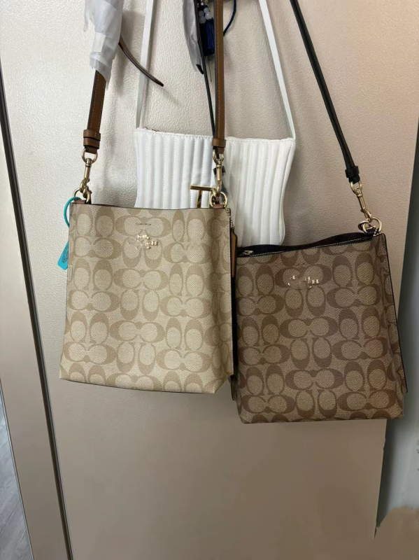 Geantă bucket din PVC, bretele din lanț dublu, închidere cu fermoar, buzunar interior cu fermoar