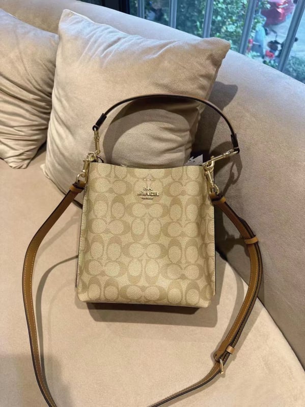 Geantă bucket din PVC, bretele din lanț dublu, închidere cu fermoar, buzunar interior cu fermoar