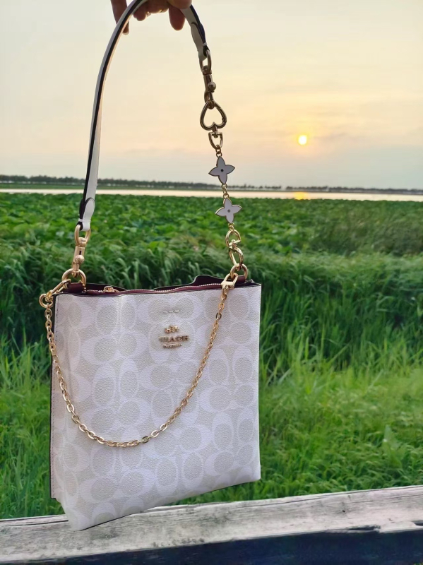 Geantă bucket din PVC, bretele din lanț dublu, închidere cu fermoar, buzunar interior cu fermoar