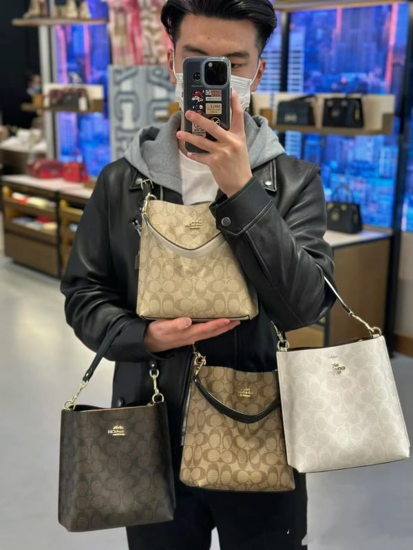 Geantă bucket din PVC, bretele din lanț dublu, închidere cu fermoar, buzunar interior cu fermoar