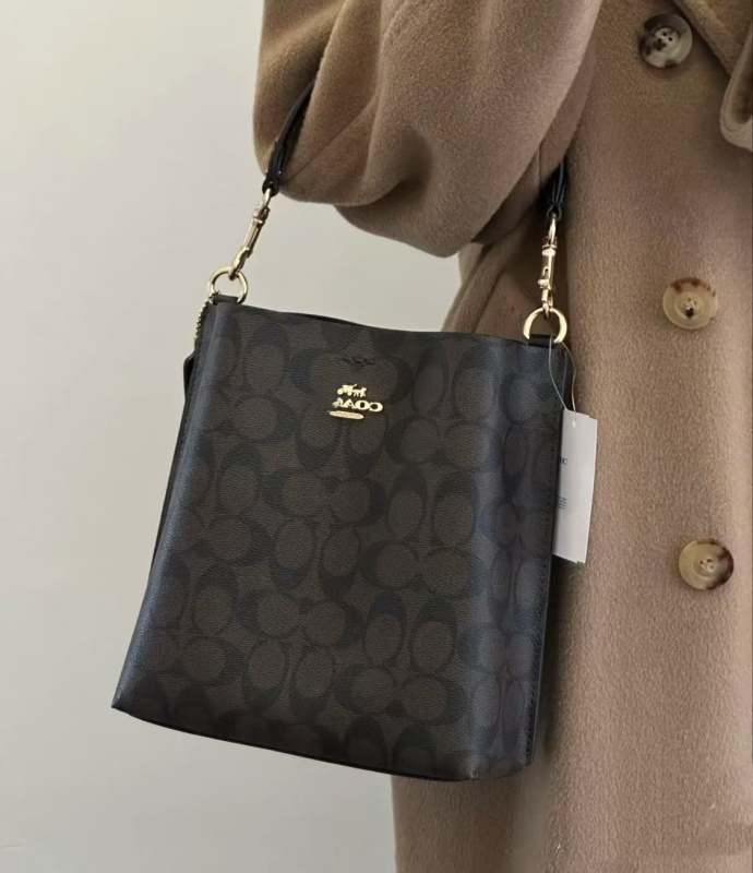 Geantă bucket din PVC, bretele din lanț dublu, închidere cu fermoar, buzunar interior cu fermoar