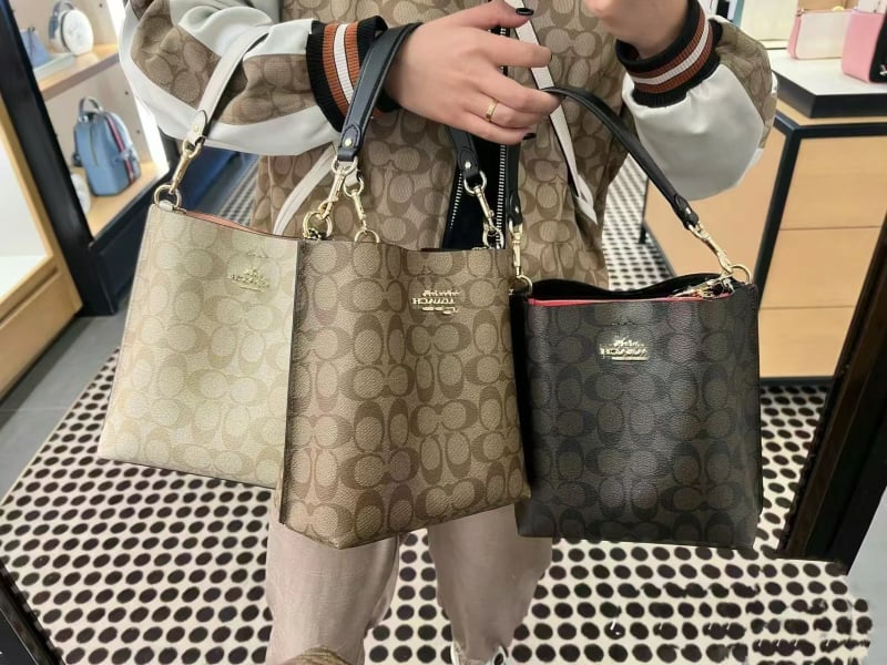 Geantă bucket din PVC, bretele din lanț dublu, închidere cu fermoar, buzunar interior cu fermoar