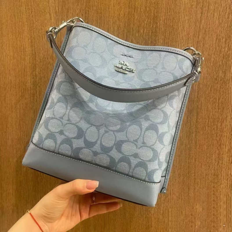 Geantă bucket din PVC, bretele din lanț dublu, închidere cu fermoar, buzunar interior cu fermoar