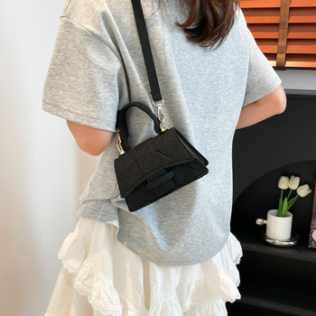 Мини чанта, уличен стил, хоризонтална квадратна форма (Материал: плат; Подплата: полиестер; Магнитно закриване; Вътрешен джоб за документи; Една презрамка)