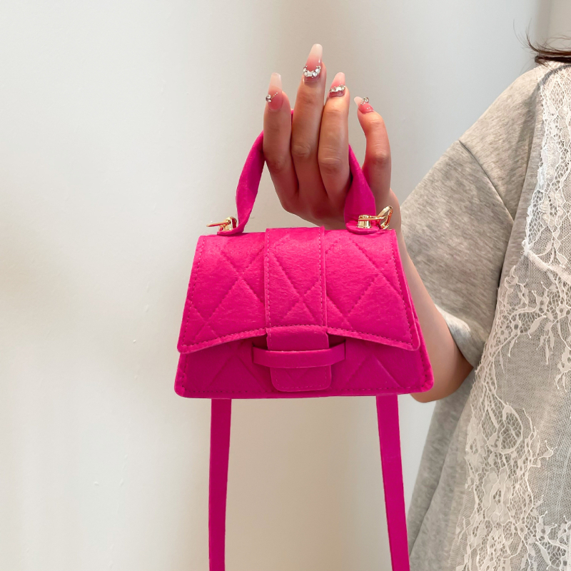 Мини чанта, уличен стил, хоризонтална квадратна форма (Материал: плат; Подплата: полиестер; Магнитно закриване; Вътрешен джоб за документи; Една презрамка)