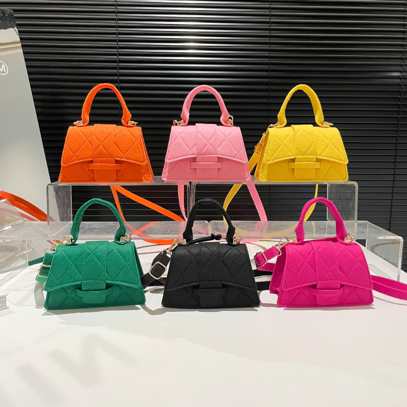 Мини чанта, уличен стил, хоризонтална квадратна форма (Материал: плат; Подплата: полиестер; Магнитно закриване; Вътрешен джоб за документи; Една презрамка)