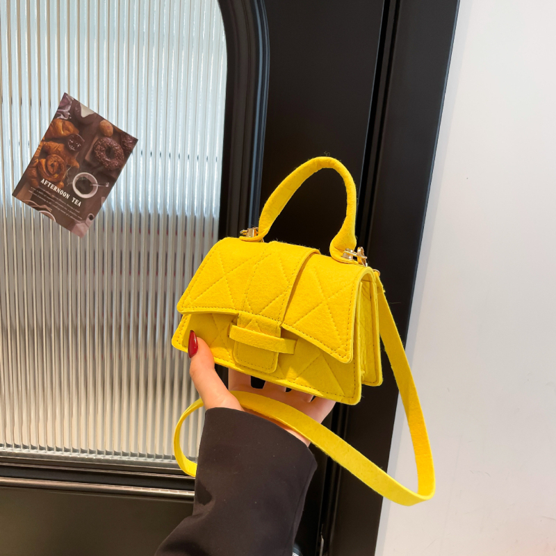 Мини чанта, уличен стил, хоризонтална квадратна форма (Материал: плат; Подплата: полиестер; Магнитно закриване; Вътрешен джоб за документи; Една презрамка)