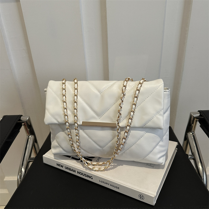 Női Diamond-Quilt láncos válltáska - PU, zárt nyitás, rejtett cipzáras zseb