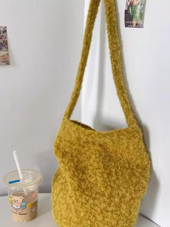 Geantă bucket din pluș, cu buzunar intern, închidere magnetică și strat suplimentar