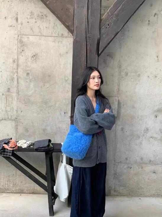 Geantă bucket din pluș, cu buzunar intern, închidere magnetică și strat suplimentar