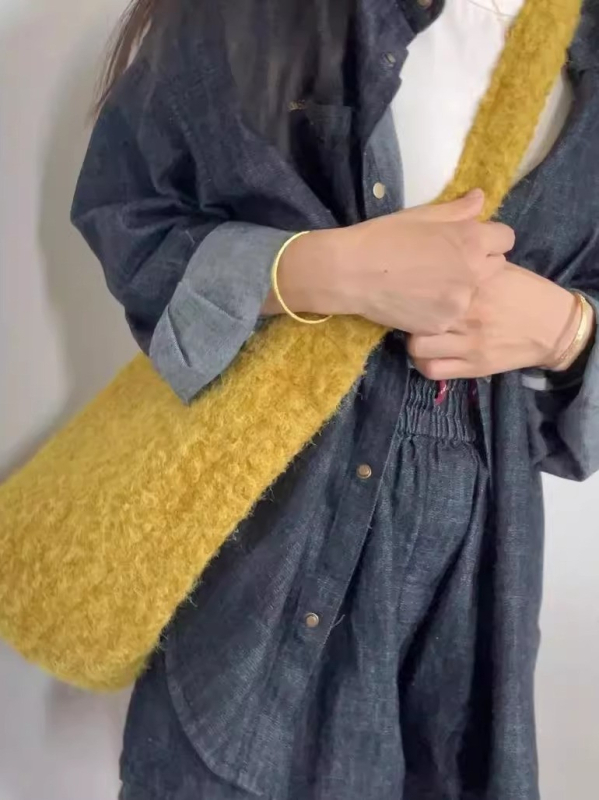 Geantă bucket din pluș, cu buzunar intern, închidere magnetică și strat suplimentar