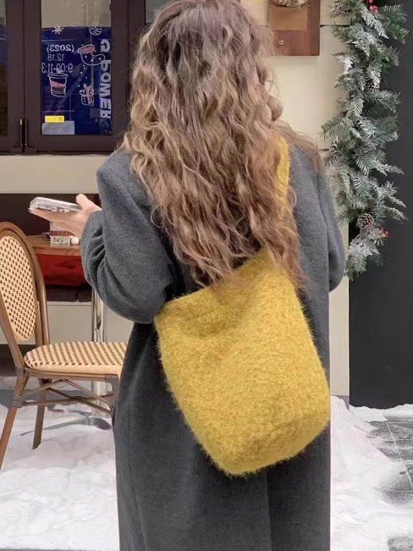 Geantă bucket din pluș, cu buzunar intern, închidere magnetică și strat suplimentar