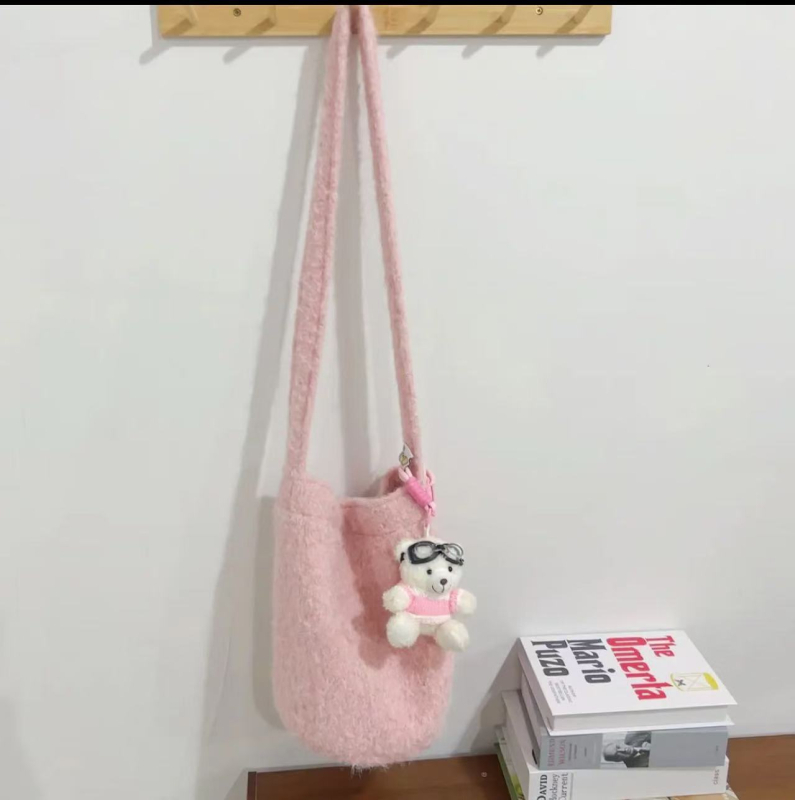 Geantă bucket din pluș, cu buzunar intern, închidere magnetică și strat suplimentar