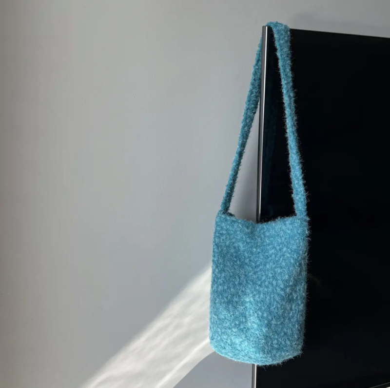 Geantă bucket din pluș, cu buzunar intern, închidere magnetică și strat suplimentar