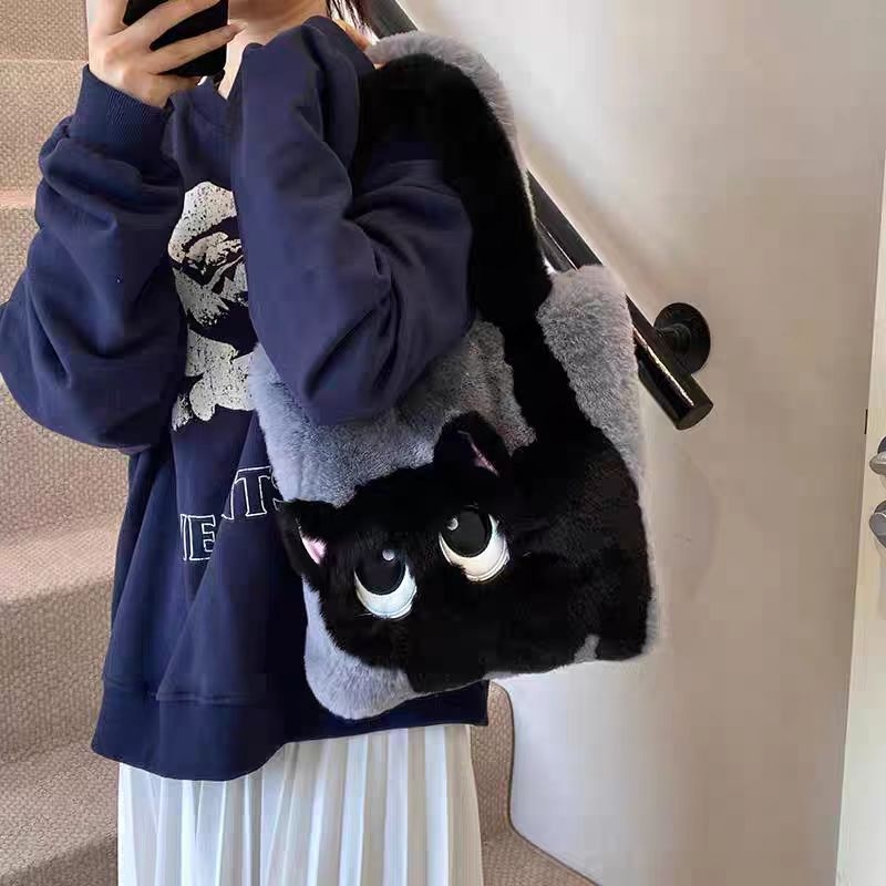 Geantă de umăr din pluș cu motiv de pisică și broderie, stil urban minimalist, formă vertical pătrată, închidere magnetică, căptușeală din piele sintetică — Xiao he, Toamnă 2025