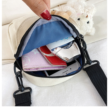 Τσαντάκι crossbody από καμβά για γυναίκες — σχήμα κάθετης τετράγωνης μορφής, σχέδιο με γράμματα, κλείσιμο με φερμουάρ, επένδυση από πολυεστέρα