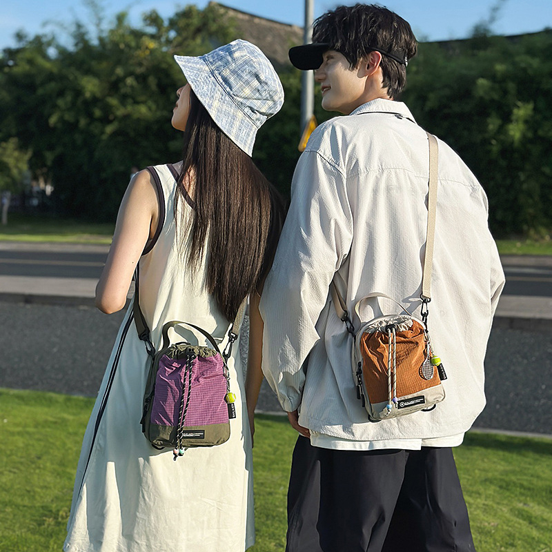 Dvostruka cross-body torba za bocu vode (Unisex, Najlon, Vodootporna, Kapacitet ispod 20 L, Kompatibilno s 8-inčnim prijenosnim računalom)
