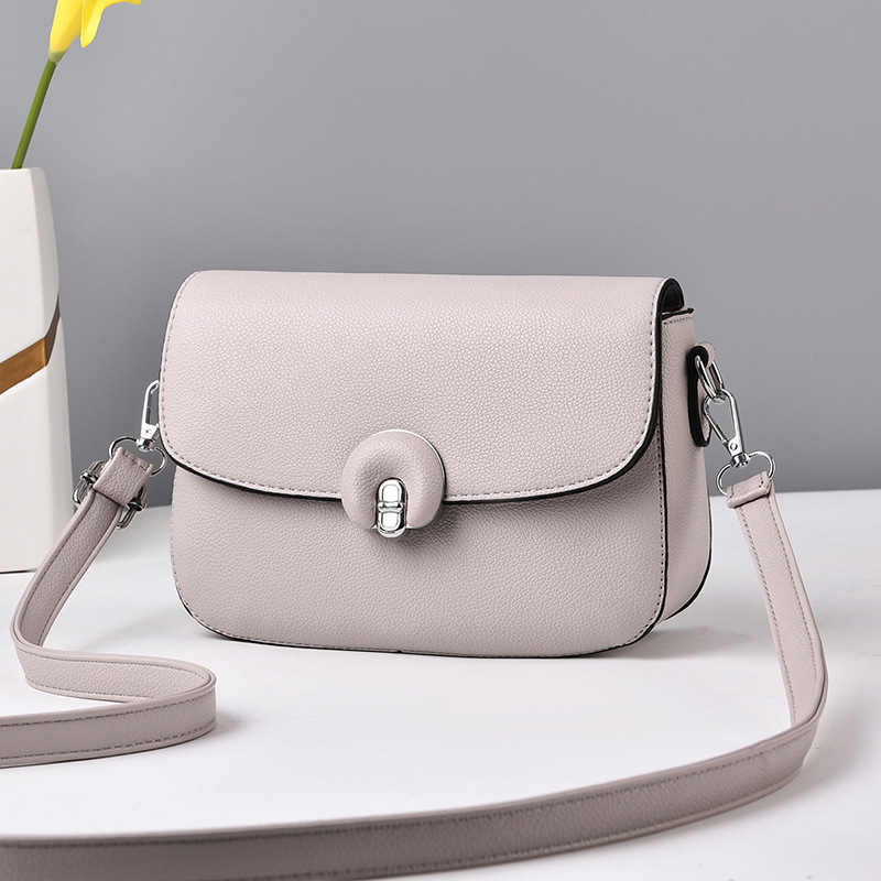 Τσάντα ώμου PU, στυλ saddle, οβάλ σχήμα, άνοιγμα με καπάκι, αστικός απλός σχεδιασμός