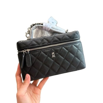 Jasmine box torba od praveće kože s quilt uzorkom, kvadratnog oblika, zatvarač na zip, jedna remenica, poliester podstava, horizontalni kvadratni oblik, jesen 2025 izlazak