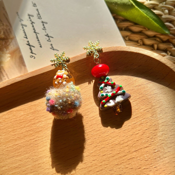 Cercei cu mărgele: motive de fulg de zăpadă și om de turtă dulce, accente brad de Crăciun (Material: aliaj; Finisare: placare electrolitică; Destinată: femeilor)