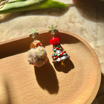 Cercei cu mărgele: motive de fulg de zăpadă și om de turtă dulce, accente brad de Crăciun (Material: aliaj; Finisare: placare electrolitică; Destinată: femeilor)