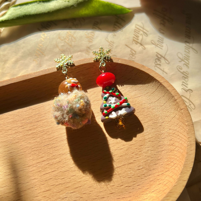 Cercei cu mărgele: motive de fulg de zăpadă și om de turtă dulce, accente brad de Crăciun (Material: aliaj; Finisare: placare electrolitică; Destinată: femeilor)