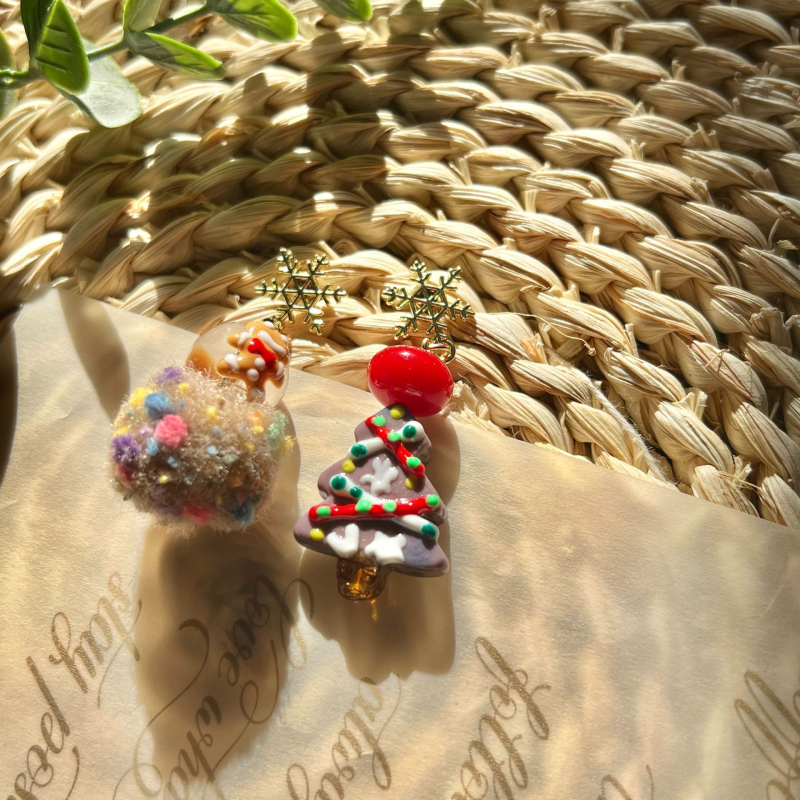 Cercei cu mărgele: motive de fulg de zăpadă și om de turtă dulce, accente brad de Crăciun (Material: aliaj; Finisare: placare electrolitică; Destinată: femeilor)