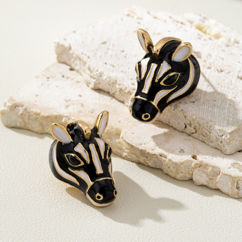 Naušnice — Geometrijski i životinjski motiv, legura s pozlaćenom i srebrnom premazom, postovi od srebra 925, ekološka elektroprevlaka, proljeće 2025