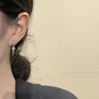 Geometrijske naušnice s privjeskom u obliku križa i konusa, bakrena osnova, 925 srebrni postovi, elektroplatinirani, vijčano zatvaranje