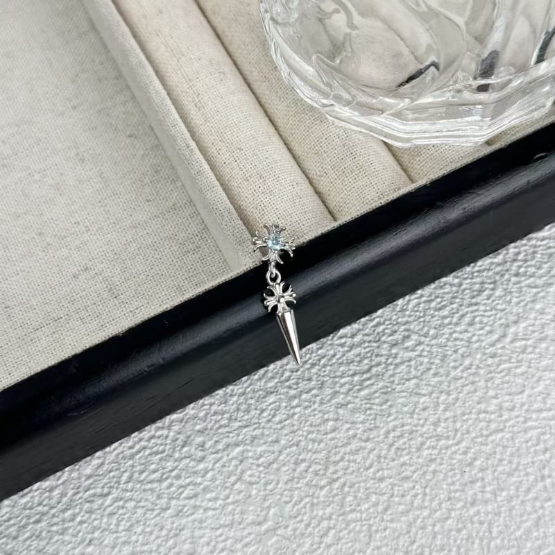 Geometrijske naušnice s privjeskom u obliku križa i konusa, bakrena osnova, 925 srebrni postovi, elektroplatinirani, vijčano zatvaranje