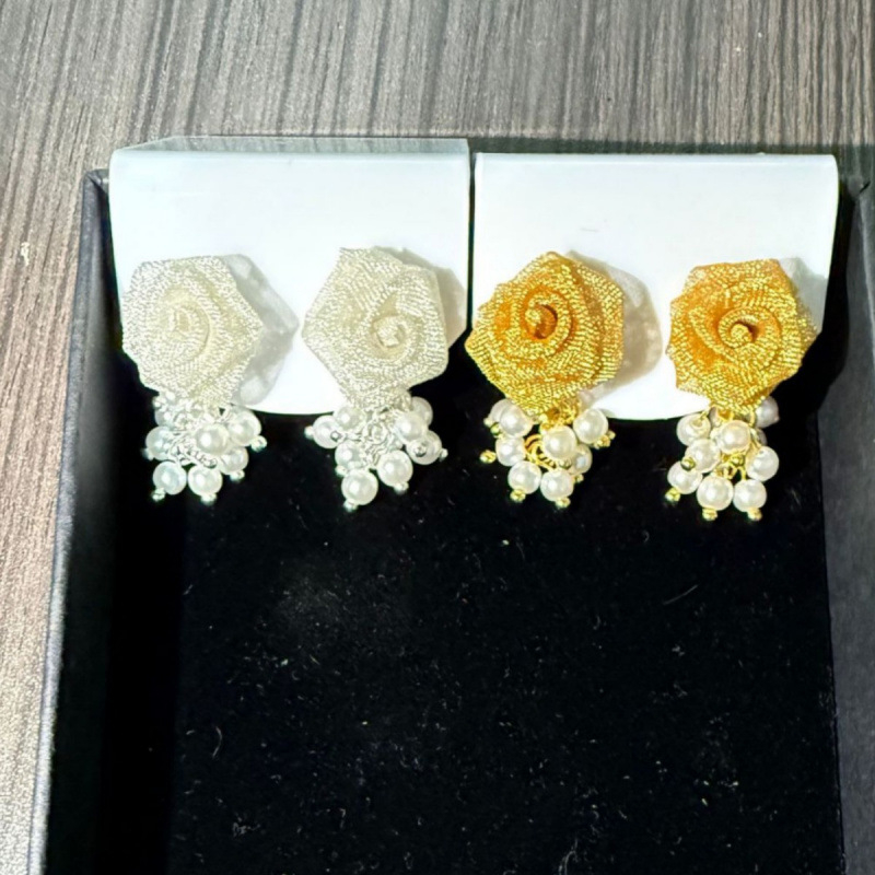 Naušnice – oblik cvijeta, cinkova legura, elektroplatiranje, keramički ušni čepi, stil osoban, proljeće 2025