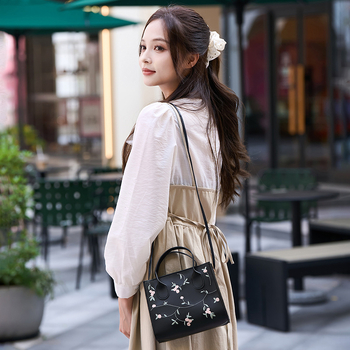Geantă crossbody mini pătrată, brodată cu flori, din PU, fermoar, formă orizontală pătrată, buzunar pentru telefon