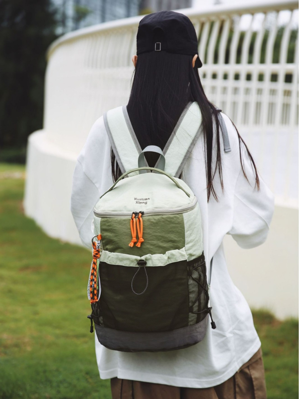 Rucsac din nylon, rezistent la uzură, compatibil cu laptop de 15 inch, bretea curbată, capacitate sub 20 L, vară 2025