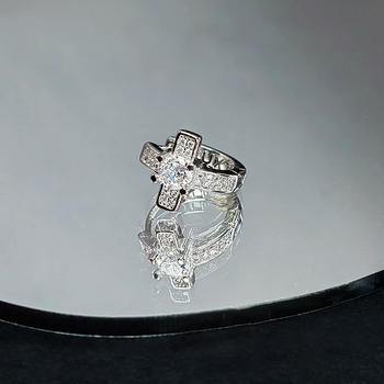 Kereszt alakú fülbevalók cirkóniákkal – ezüstözött bevonat, mikro pavé kövek, hip-hop stílus, pároknak