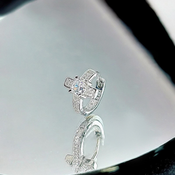 Kereszt alakú fülbevalók cirkóniákkal – ezüstözött bevonat, mikro pavé kövek, hip-hop stílus, pároknak