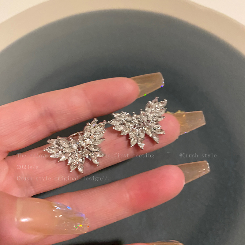 U-alakú fém fülklipsz nőknek cirkóniával, pillangó mintázat, állatöv motívumok