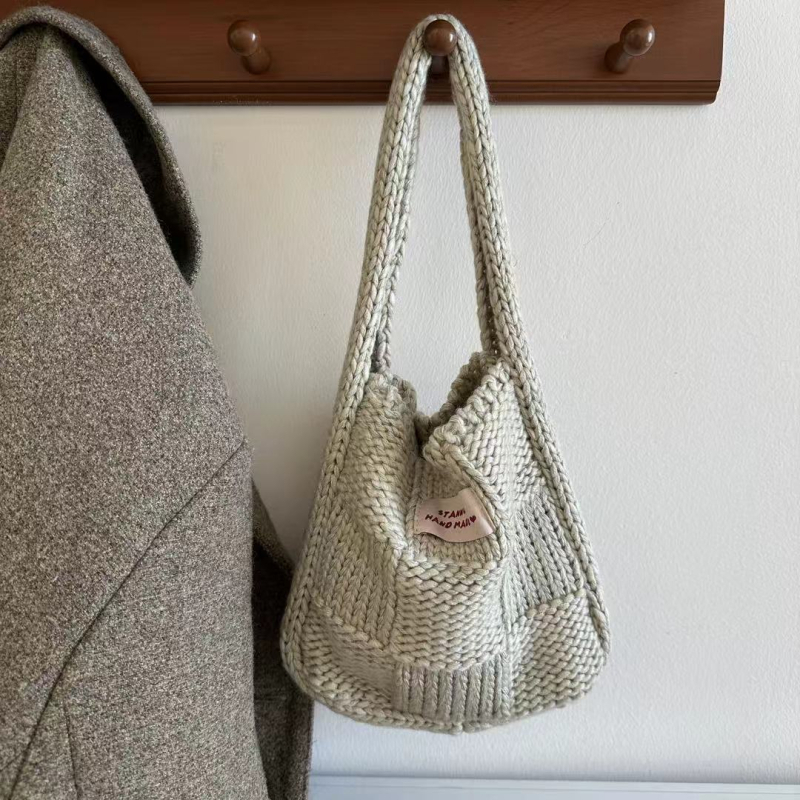 Pletena ženska torba, cilindričnog oblika, zatvarač s poklopcem, platnena podstava, urbani jednostavan stil