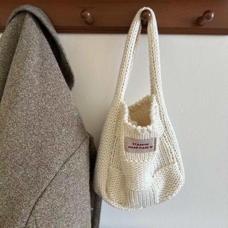 Pletena ženska torba, cilindričnog oblika, zatvarač s poklopcem, platnena podstava, urbani jednostavan stil