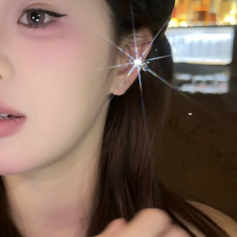 Трагус клип обеци със звезда, меден, микропавиран, пролет 2025