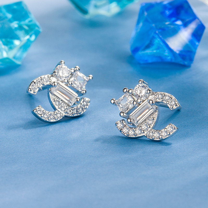Naušnice - Bakarne s cirkon dizajnom slova C, božanski stil, model H92 Drill C Earrings, stil: slova/brojevi/tekst, Modni OL (Materijal: Bakar; Značka: Weihua; Model: H92 Drill C Earrings; Stil: slova/brojevi/tekst; Stil odijevanja: Fashion OL)