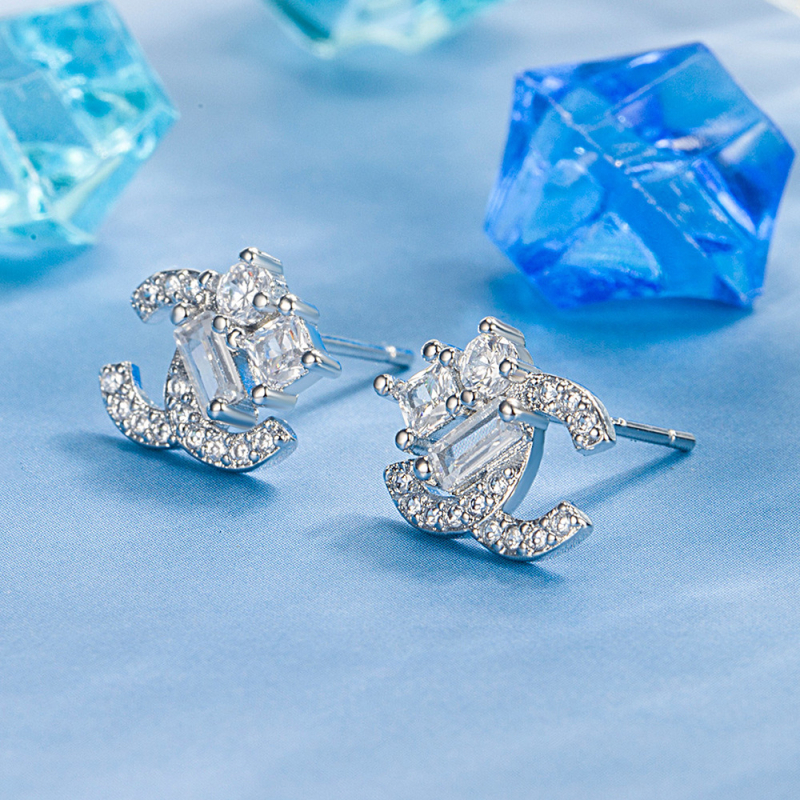 Naušnice - Bakarne s cirkon dizajnom slova C, božanski stil, model H92 Drill C Earrings, stil: slova/brojevi/tekst, Modni OL (Materijal: Bakar; Značka: Weihua; Model: H92 Drill C Earrings; Stil: slova/brojevi/tekst; Stil odijevanja: Fashion OL)
