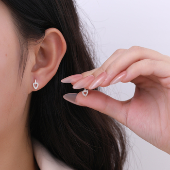 Γάντζοι καρδιάς για τα αυτιά από S999 καθαρό ασήμι για γυναίκες — Απλός σχεδιασμός