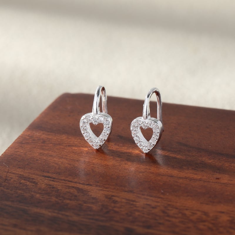 Γάντζοι καρδιάς για τα αυτιά από S999 καθαρό ασήμι για γυναίκες — Απλός σχεδιασμός