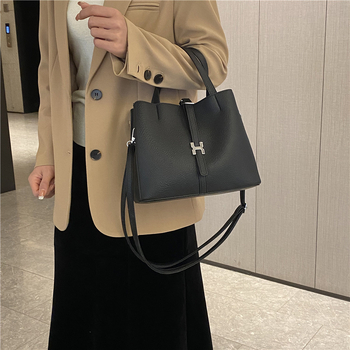 PU bucket táska nőknek – retro stílus, mágneszár, bélés nélkül, belső zsebek telefonhoz, személyi igazolványhoz és cipzárhoz